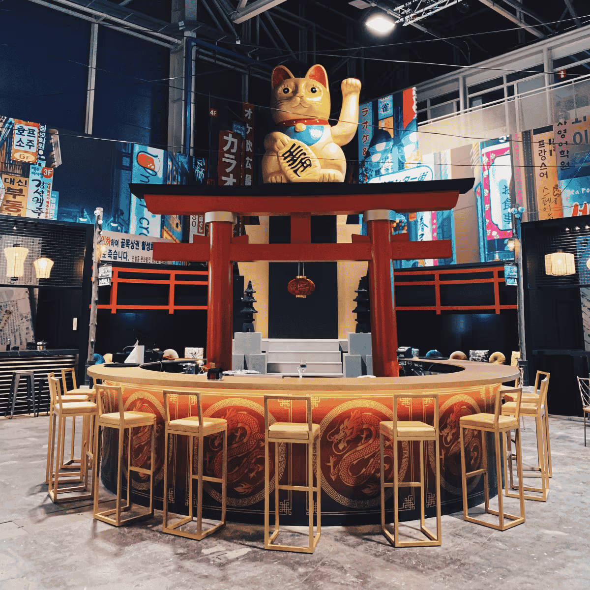 Gato de la suerte Maneki-neko sobre puerta torii en bar japonés moderno