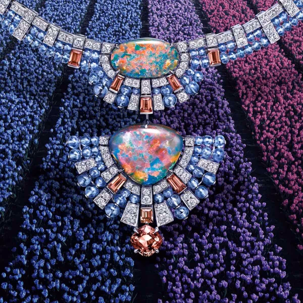 Collar de ópalo y diamantes con piedras preciosas multicolores sobre fondo morado