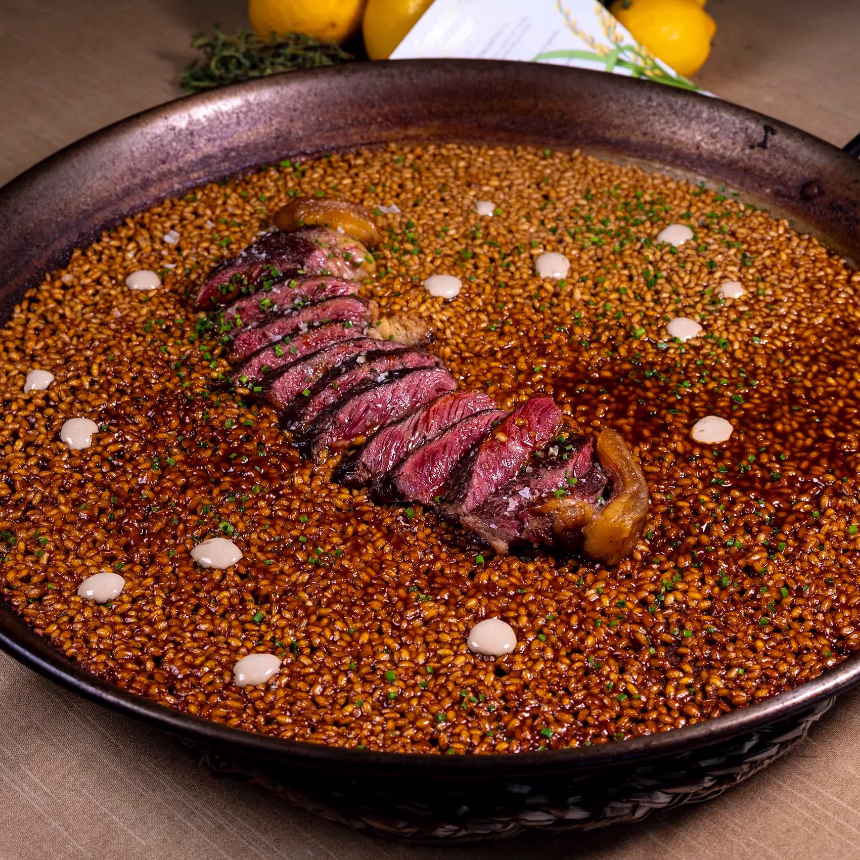 Jugoso filete en cama de lentejas doradas con puntos de salsa cremosa